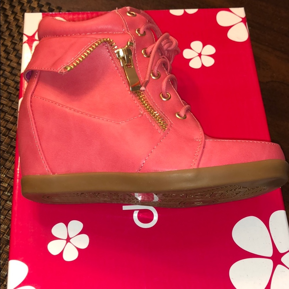 🛍️ Lucky Top  Fushia Sneakers - Picture 2 of 7